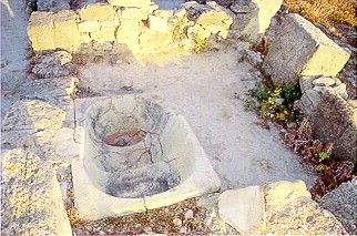 Vasca fittile a semicupio in un ambiente del quartiere punico-ellenistico